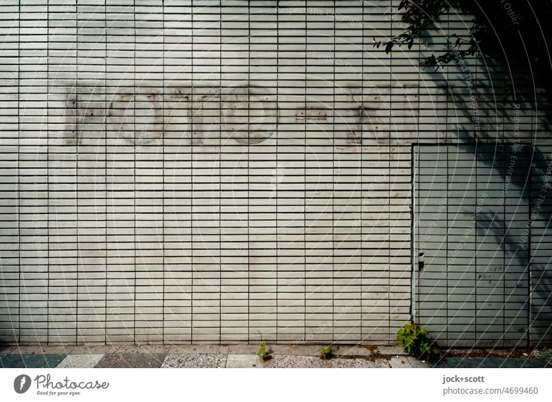 Foto - Kino   verblasst und abgehängt Wort Wand Spuren Detailaufnahme Zahn der Zeit Schriftzeichen Großbuchstabe verwittert Rest dreckig Schilder & Markierungen