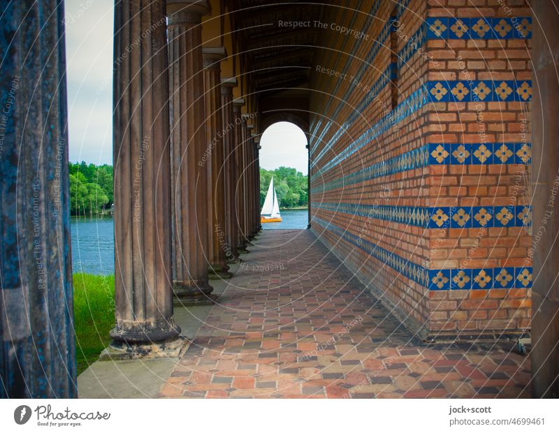 Ein Segelboot .. auf der Havel .. fährt am Arkadengang vorbei Architektur Heilandskirche Kirche Sacrow historisch Bogen Säule Fluss Sommer Weltkulturerbe Ufer