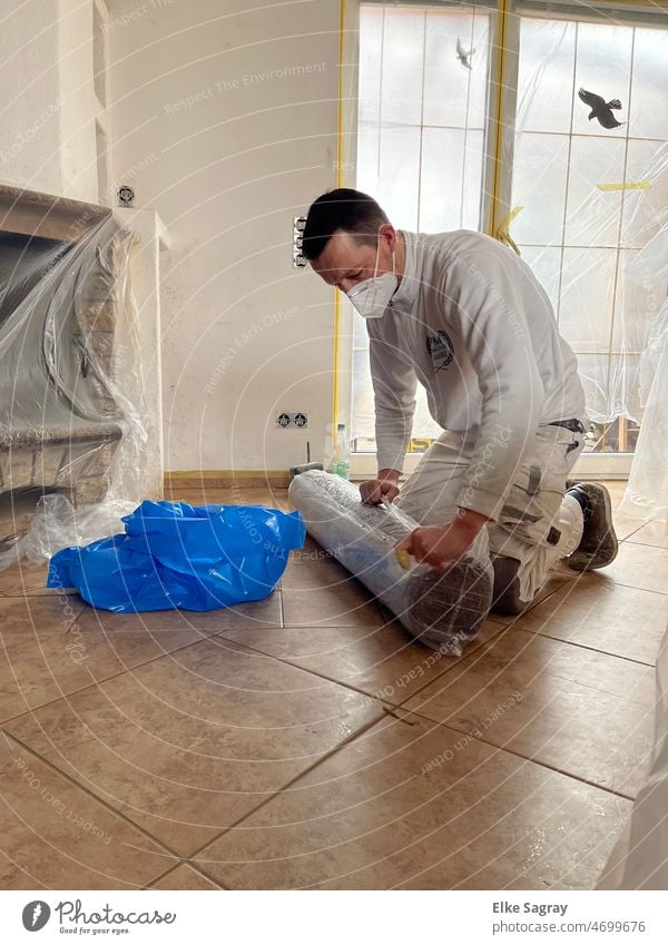 Ein Profi bei der Arbeit... Anstreicher Handwerker Renovieren Arbeit & Erwerbstätigkeit Tag Umzug (Wohnungswechsel) Innenaufnahme Farbe Farbfoto