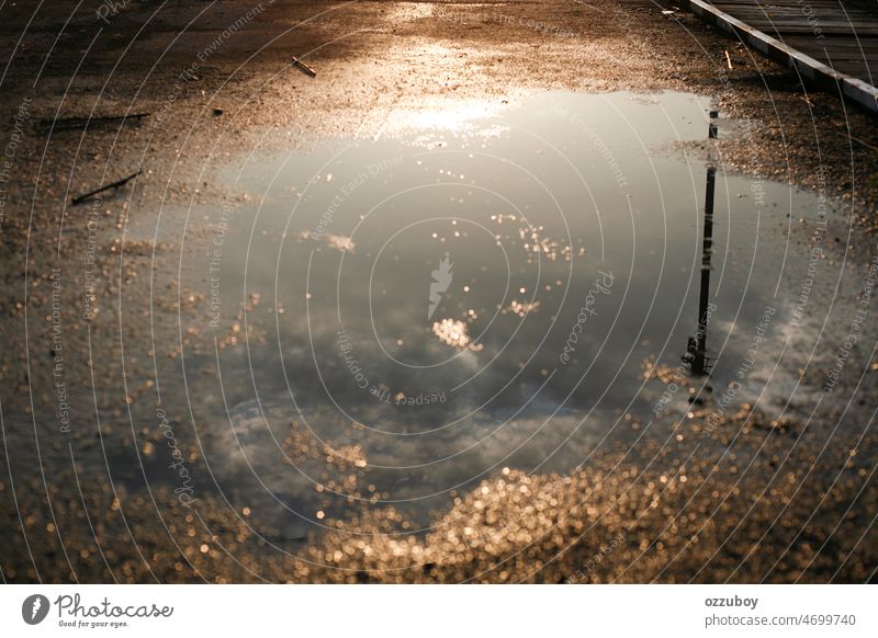 Pfütze Wasser Reflexion von Himmel Wolken und Strommast Linie Straße Regen Reflexion & Spiegelung nass alt Straßenbelag im Freien Tropfen Golfloch Transport