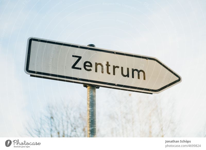 Richtung Zentrum Verkehrsschild Stadtzentrum Schild Verkehrszeichen analog retro Straße Verkehrswege Außenaufnahme Schilder & Markierungen Straßenverkehr