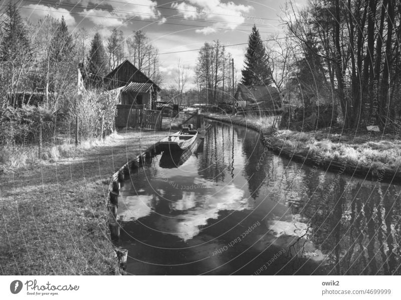 Uferpromenade Lehde Spreewald Ruderboot Idylle ruhig Menschenleer Landschaft Himmel Wolken Umwelt Schönes Wetter Gebäude Haus Dach Zufriedenheit Tradition