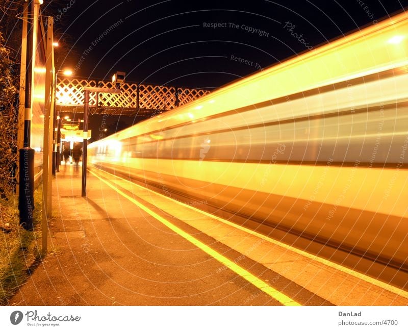 Mind the gap! (overground) Eisenbahn Fußgängerübergang Nacht London Verkehr Brücke Abfahrt