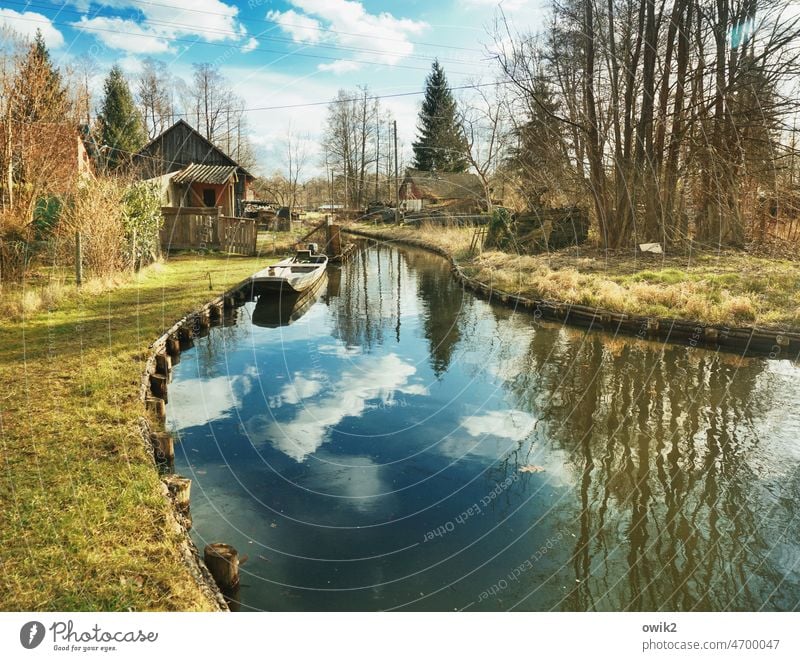 Weltentrückt Lehde Spreewald Ruderboot Idylle ruhig Menschenleer Landschaft Himmel Wolken Umwelt Schönes Wetter Gebäude Haus Dach Zufriedenheit Tradition