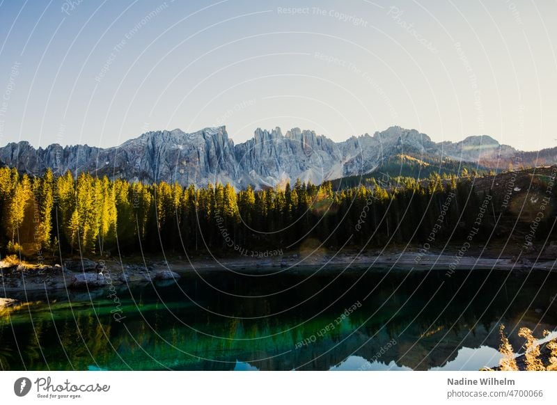 Blick auf den Karersee See Seeufer Seeblick latemar Rosengarten Dolomiten Außenaufnahme Landschaft Natur Berge u. Gebirge Menschenleer Farbfoto Tag Wasser Alpen