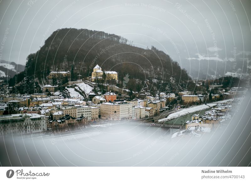 Salzburg vom Mönchsberg aus Stadt Landschaft Schnee Winter Berge u. Gebirge Österreich Außenaufnahme Farbfoto Bundesland Salzburg Natur Himmel Nebel Wolken Tag