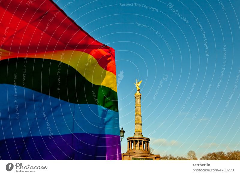 Demonstration mit Regenbogenfahne an der Siegessäule antikriegsdemo berlin berlin tiergarten botschaft demonstration friedensdemo lgbt mensch menschenmasse