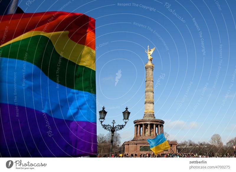 Regenbogenfahne an der Siegessäule antikriegsdemo berlin berlin tiergarten botschaft demonstration fanhe friedensdemo lgbt mensch menschenmasse menschenmenge