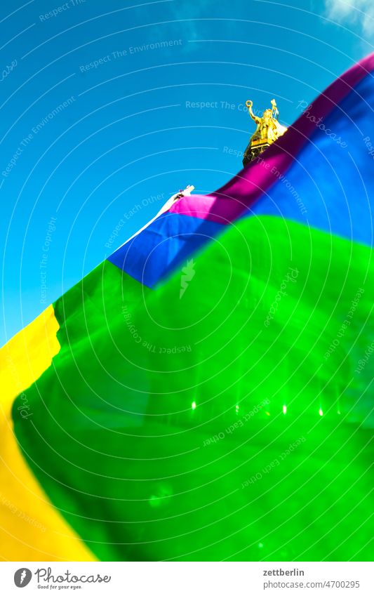 Demonstration mit Regenbogenfahne an der Siegessäule antikriegsdemo berlin berlin tiergarten botschaft demonstration friedensdemo lgbt mensch menschenmasse