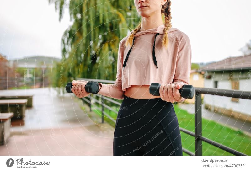 Junge Frau Training mit Hanteln unkenntlich Kurzhantel Fitness Sport Übung Mittelteil Kraft jung Gesundheit Mädchen Athlet Körper passen sportlich Bodybuilder