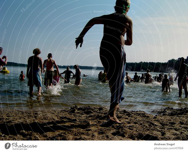 Rein ins kühle Nass! See laufen Kind Sommer nass kalt Strand Badestelle frisch Freude ferienlager rennen hinunterlaufen Schwimmen & Baden Wasser Sonne