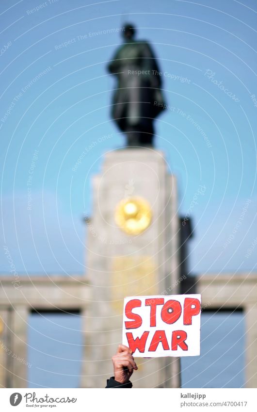 put.in jail! Ukraine Kriegsverbrechen Frieden stoppen Soldat Russland Hand Demonstration protestieren Politik & Staat demonstrieren Außenaufnahme