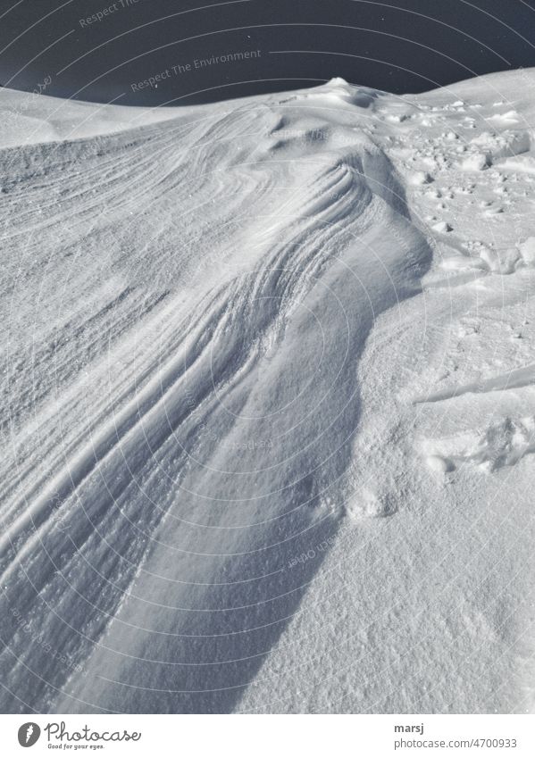 Windgeformte Strukturen im Schnee. Schneelandschaft Schneedecke windgeformt Strukturen & Formen abstrakt Schatten Wintertag Kälte Kontrast winterlich Schneefeld