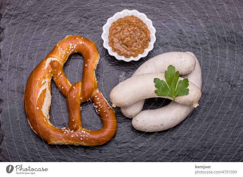 bayerische Weißwürste auf schwarzem Schiefer traditionell Feier Mahlzeit Essen München Küche Fest Bayerisch Oktoberfest Teller Snack deutsch Frühstück Holz