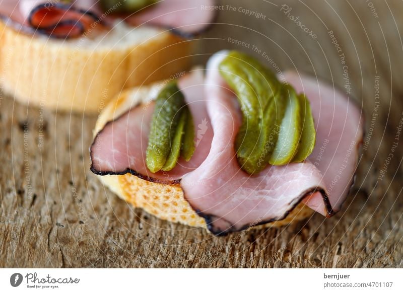 Schinkensandwich mit Gurke auf Holz Brot frisch Scheibe Essen Salat Tomaten Sandwich Mittagessen Fleisch gesund lecker weiß Snack Frühstück Toast Gewürzgurke