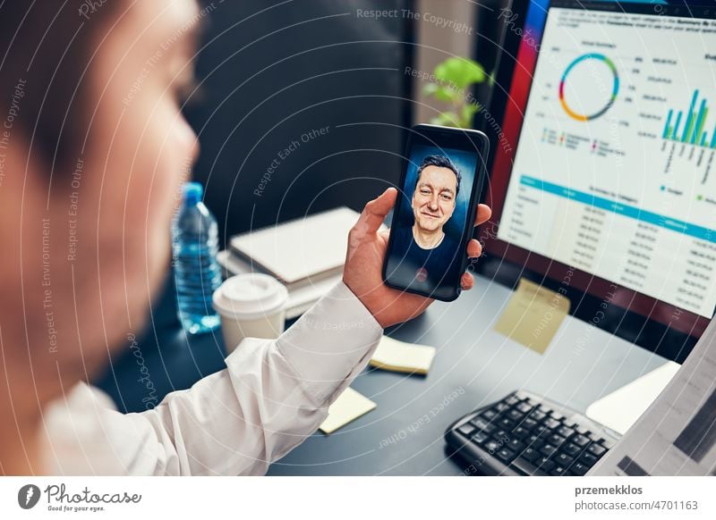 Mann Unternehmer mit Geschäftsgespräch, Video-Chat auf Mobiltelefon. Geschäftsmann arbeitet mit Daten, Diagrammen und Grafiken auf dem Computer-Bildschirm