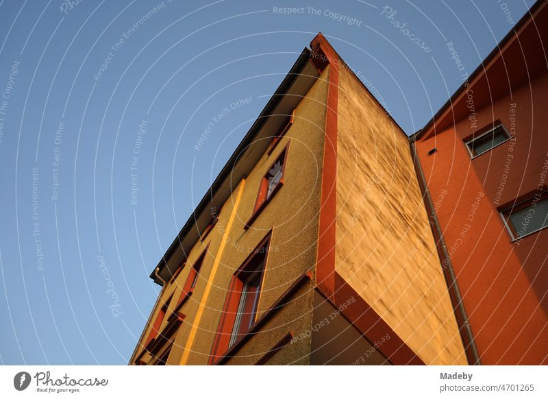 Fassade eines Wohnhaus in Beige und Naturfarben im Licht der Abendsonne am Abend im Stadtteil Bornheim in Frankfurt am Main in Hessen Schatten Brandmauer