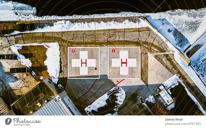 Alter Krankenhauslandeplatz ohne Hubschrauber in der Umgebung flach Medizin Landschaft Winter Saison alt Unterlage Notfall Tag kalte Temperatur medevac Zeichen