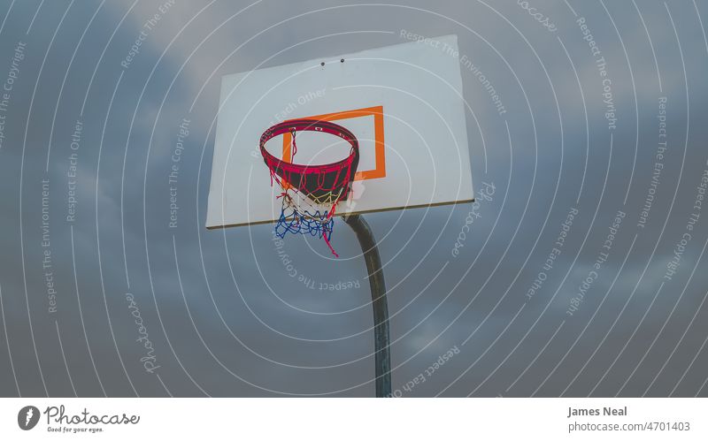 Matte auf niedrigen Winkel Basketballkorb mit launischen Himmel Sportereignis Tiefblick Winter Stimmung Sportaktivitäten ruhige Umgebung Hintergründe idyllisch