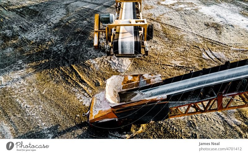 Förderband für frischen Schotter landwirtschaftliche Maschinen Tagebaugrube Unternehmensfinanzierung und Industrie Winter Rust Baumaterial leer Fabrik