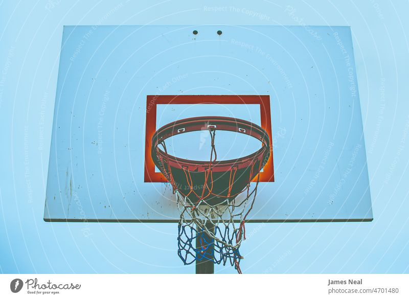 Alte Schule Basketballkorb im Park mit rot-weiß-blau gestreiften Netz Sportereignis Basketball - Sport Ruhe alt abstrakt stimmungsvolle Atmosphäre