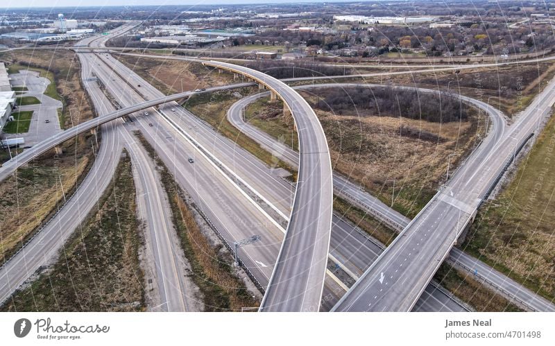 Autobahnrampensystem in der Stadt in alle Richtungen Großstadt Verkehr PKW Bewegung Transport Industrie Landschaft Straße reisen Geschwindigkeit Fahrzeug