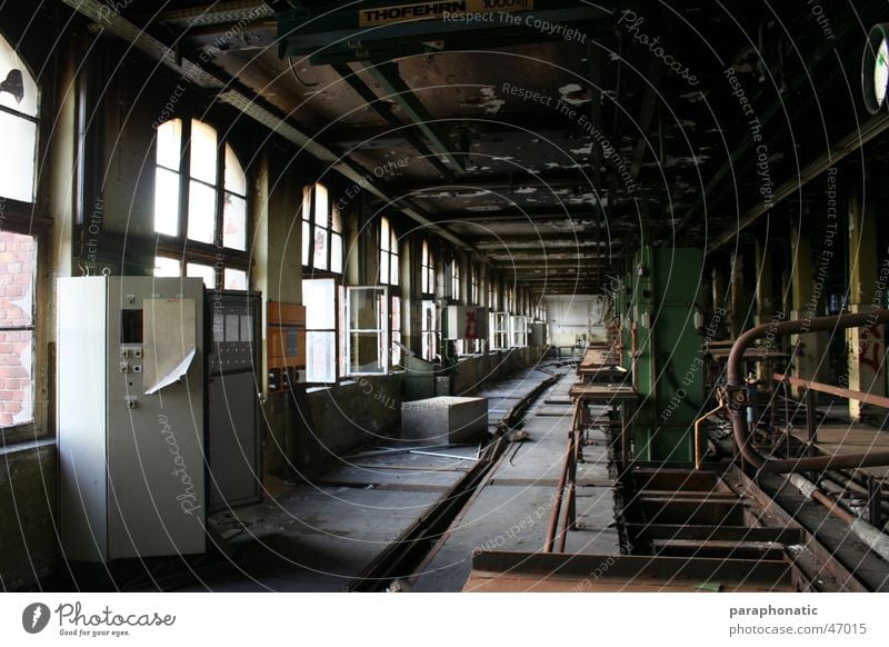 Working Place Fenster kaputt Licht spät Abend Fertigungsstrasse 1900 Fabrik Maschine Zuleitung dreckig außer Betrieb verfallen alt Schrank Kiste Spind Nagel