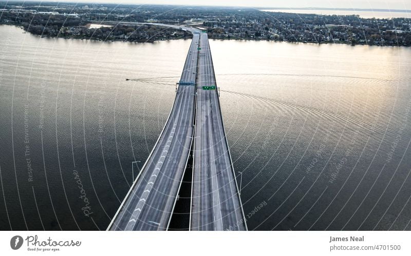 Autobahn über den See mit unterfahrendem Boot Großstadt Straße Brücke PKW Bewegung Fluss Tag urban reisen Verkehr Transport Straßenverkehr Architektur