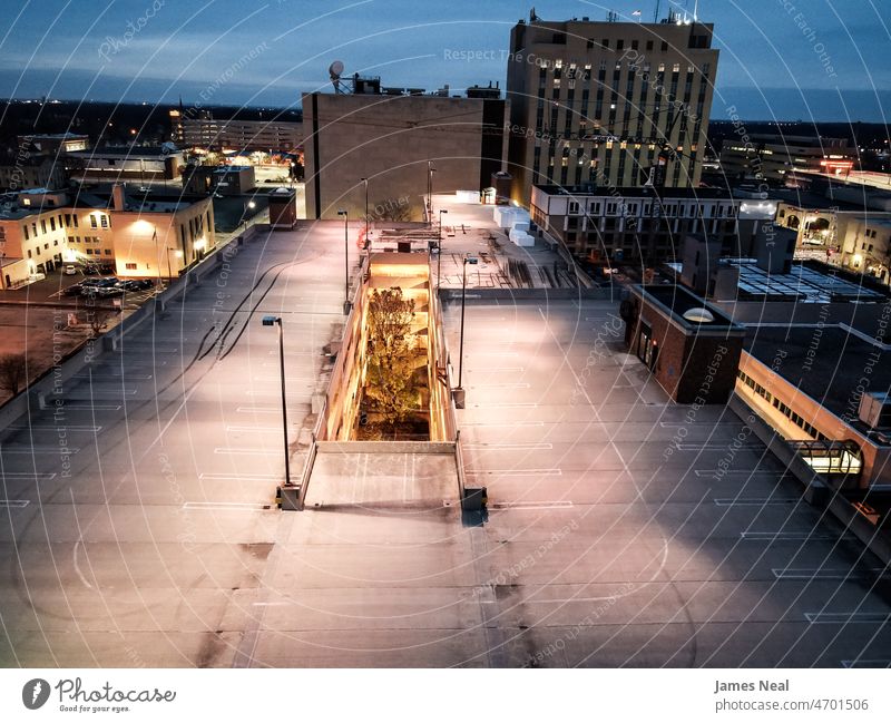 Downtown Appleton bei Nacht in Wisconsin - Blick auf ein Parkhaus mit offenem Mittelteil und Reifenspuren auf dem Pflaster Großstadt parken Parkplatz Garage