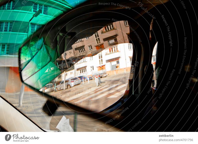 Blick in den Rückspiegel auto rückblick rückspiegel spiegelbild straße urban haus gebäude wohnen wohngebiet parken parkplatz urbanität verkehr straßenverkehr