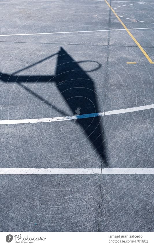 Street Basket Hop Silhouette auf dem Spielfeld Basketball Korb Straßenkorb Reifen Schatten Sonnenlicht Boden Gericht Feld Stock Sport Gerät Konkurrenz spielen