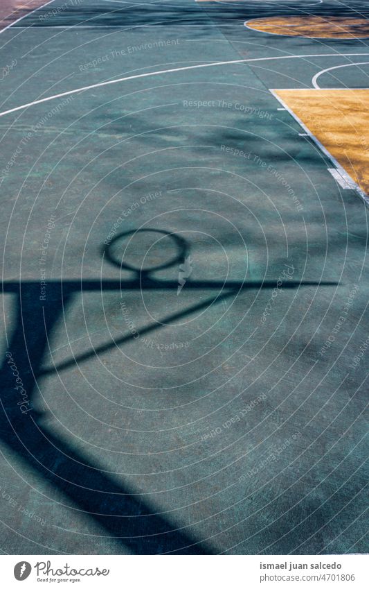 Street Basket Hoop Schatten auf dem Spielfeld Basketball Korb Straßenkorb Reifen Silhouette Sonnenlicht Boden Gericht Feld Stock Sport Gerät Sportgerät