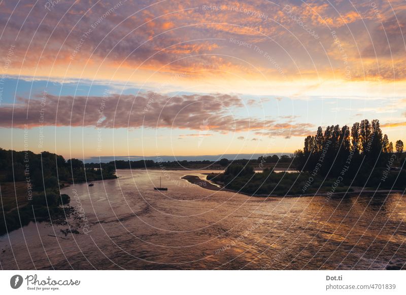 Loire bei Sonnenuntergang Fluss Abendlicht Himmel Wolken Boot Fischerboot Uferlinie Frankreich romantisch Landschaft Sandbank Natur Wasser Abenddämmerung