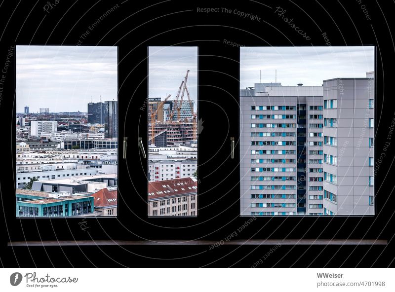 Aus dem Fenster eines Hochhauses sieht man alte Wohnviertel und neue Baustellen in Berlin-Mitte Aussicht Fensterrahmen Klinke raus gucken sehen Fischerinsel