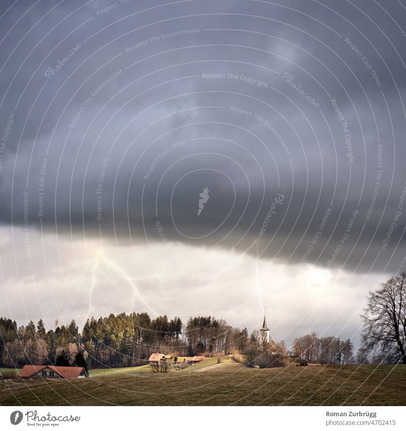 Sturmtief Antonia im Anmarsch Gewitter Untetter Strum Blitze Wolken Licht dunkle Wolken ziehen auf Gewitterstimmung Kirche Sonnenlicht leuchten Landschaft