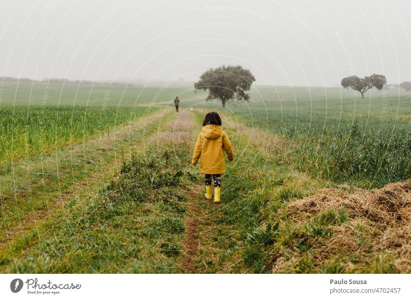 Rückansicht Mädchen mit gelber Jacke Kind 3-8 Jahre Natur Feiertag Herbst authentisch Feld Spielen mehrfarbig Freizeit & Hobby Fröhlichkeit Außenaufnahme