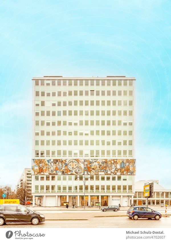 Berliner Haus des Lehrers in pastelligen Farben berlin glas straße licht DEKO ELEGANZ ENG FASSADE FLUCHTPUNKT FOTOKUNST GEBäUDE HäUSERSCHLUCHT HöHE KLAR KOMPLEX