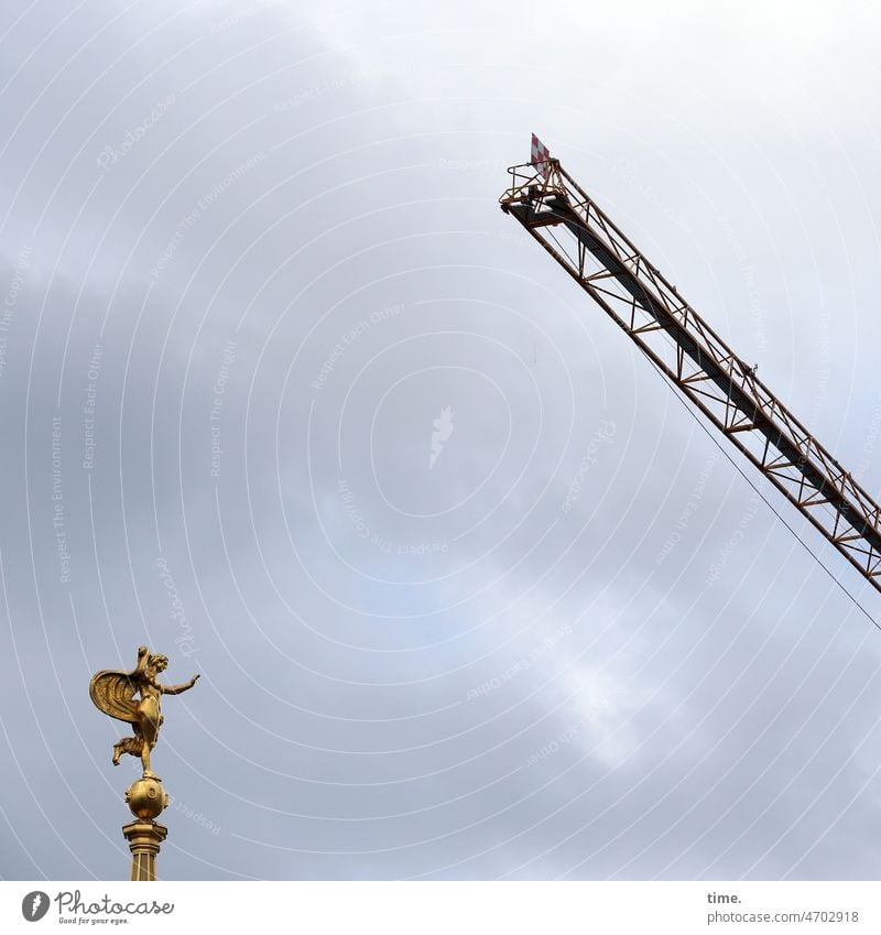 Tänzerin mit Baugiraffe tanz skulptur statue kran himmel gold historisch tanzen figur