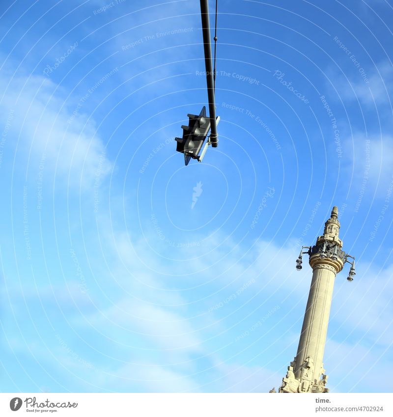 Lightboxen (30) Ampel hängen säule lampen himmel wolken sonnig verkehrszeichen denkmal kandelaber