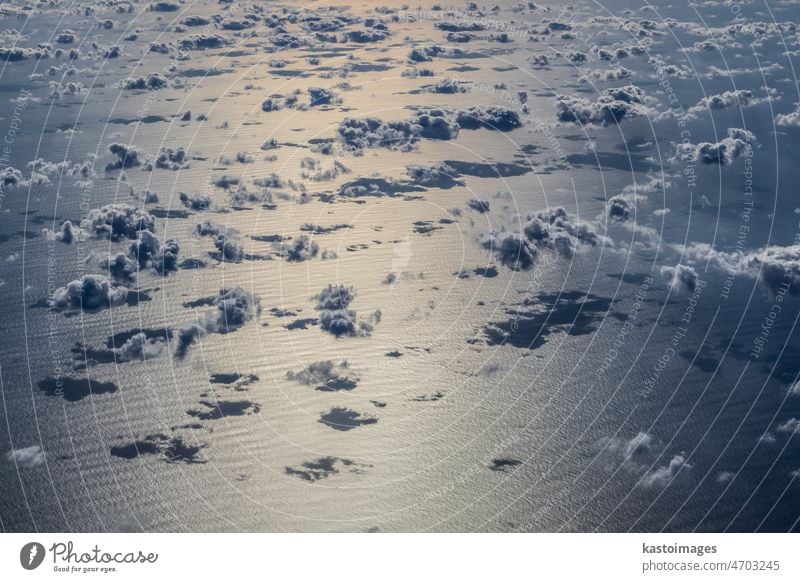 Schöne Wolken über dem Atlantischen Ozean, Kanarische Inseln, Spanien. Meer Schatten Top Antenne Flug abstrakt Licht hoch Muster Himmel Wetter dramatisch Cloud