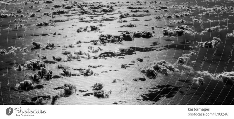 Schöne Wolken über dem Atlantischen Ozean. Künstlerisches Schwarz-Weiß-Bild. Meer Schatten Top Antenne Flug abstrakt Licht hoch Muster Himmel Wetter dramatisch