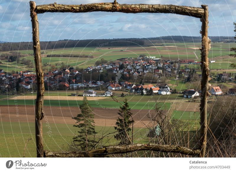 Blick auf ein idyllisches Dorf in ländlicher Umgebung Architektur Tageslicht Himmel Haus Fassade Wände Mauerwerk Gebäude Bauwerk ländliche idylle Felder Wald