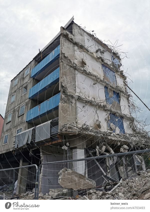 Abriss eines Hochhauses. Eine Betonruine, die es nicht mehr gibt. Zerstörung und Vergangenheit im nirgendwo Hochaus Ruine Rückbau kaputt Krieg Menschenleer