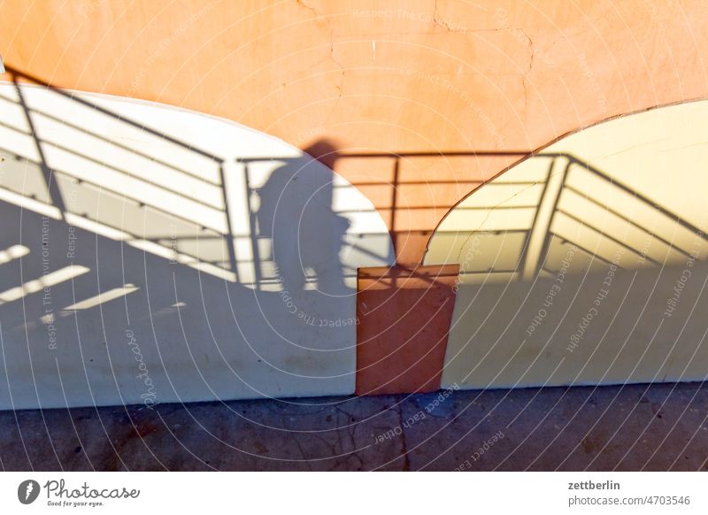 Marseille / Schatten auf der Treppe abend altstadt architektur blenden dämmerung ferien frankreich historisch innenstadt marseille mittelalter mittelmeer