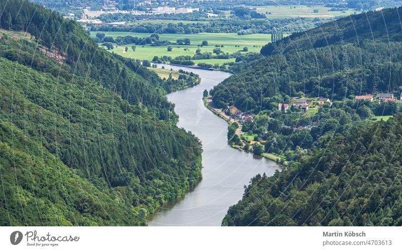 Blick auf die Saarschleife vom Baumwipfelpfad. Ein Aussichtsturm im Saarland. schön saarschleife im Freien mettlach Landschaft cloef Sehenswürdigkeit Sommer