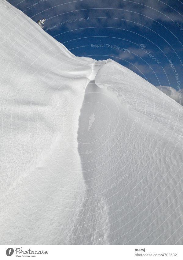 Das Sahnehäubchen zu Wochenende. Nicht aus der Konditorei aus dem Sahnetopf. Eine feine Schneewächte auf dem Berg. kalt Natur Winter Schneedecke