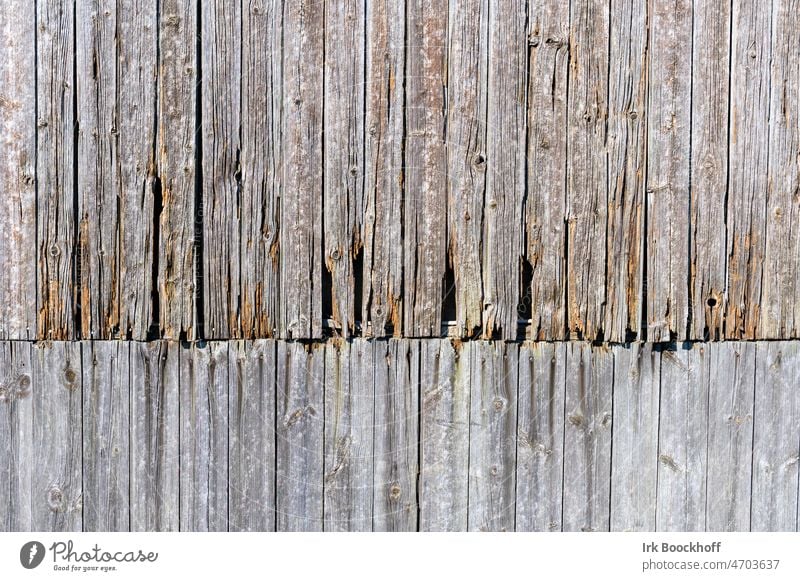 geteilte alte Holzwand Texture authentisch rustikal Maserung Patina natürlich Spuren Streifen nostalgisch Vintage Hintergrund Retro Vergangenheit Fassade Braun