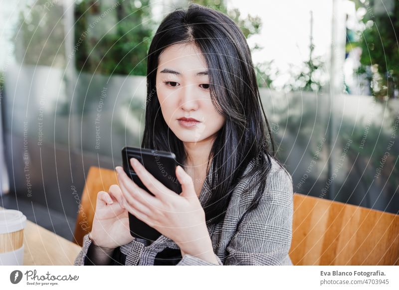 professionelle chinesische Unternehmerin, die in der Cafeteria am Handy arbeitet. Technologie, Lebensstil Chinesisch asiatisch Frau Laptop Technik & Technologie