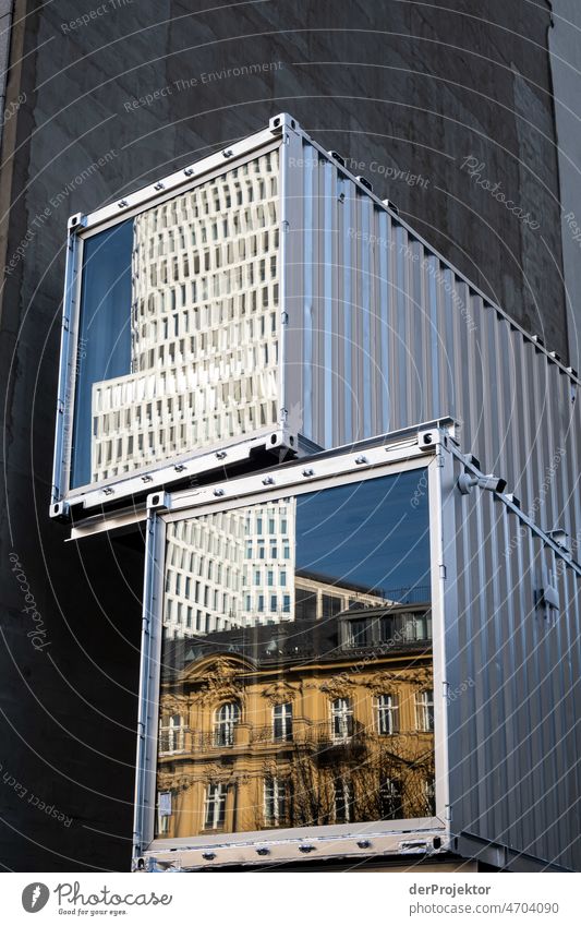 Hochhausin der Spiegelung eines Baucontainers in Berlin Berlin Zentrum Ferien & Urlaub & Reisen Schönes Wetter Tourismus Städtereise Freiheit Sightseeing