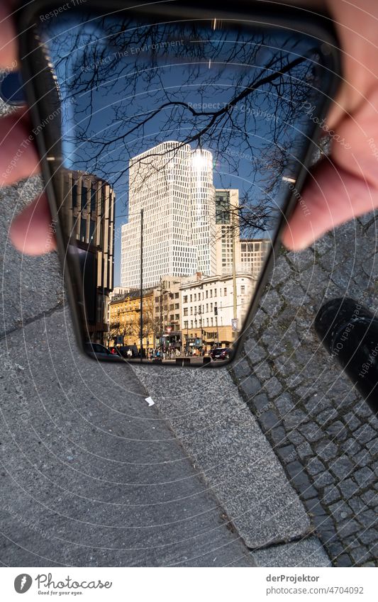 Hochhaus in der Spiegelung eines Smartphones in Berlin II Berlin Zentrum Ferien & Urlaub & Reisen Schönes Wetter Tourismus Städtereise Freiheit Sightseeing